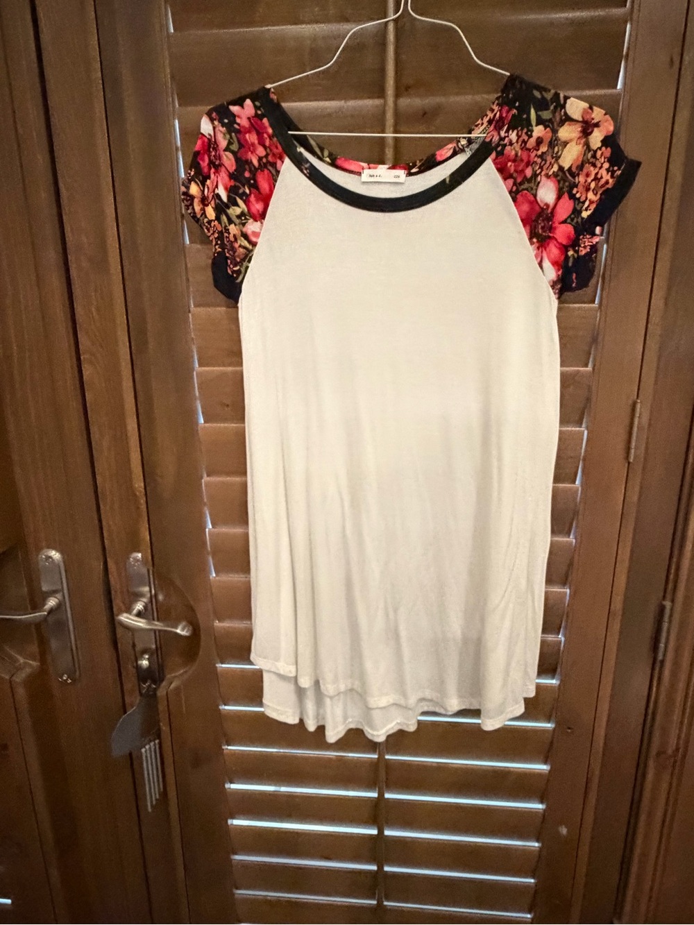 Reb & J. Floral Sleeve White Raglan Swing Top size M